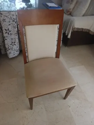 Juego de 4 sillas de comedor madera y tela beige.