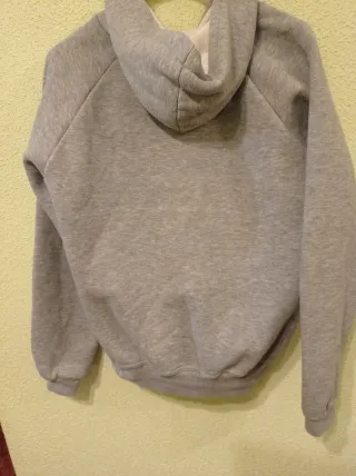 Sudadera gris con estampado de flor