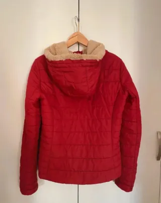 Chaqueta color rojo con capucha de ONLY