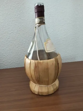 Botella Chianti( vacía) con cestita.