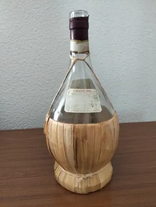 Botella Chianti( vacía) con cestita.