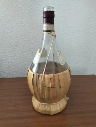 Botella Chianti( vacía) con cestita.