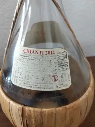 Botella Chianti( vacía) con cestita.