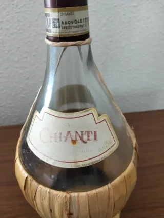 Botella Chianti( vacía) con cestita.