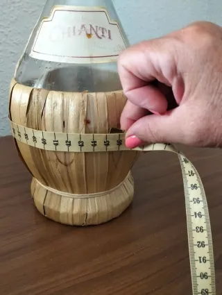 Botella Chianti( vacía) con cestita.