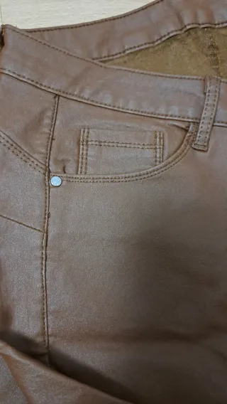 Conjunto pantalón polipiel y jersey lana