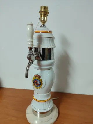 Lámpara Grifo Cerveza Águila Policía Nacional.