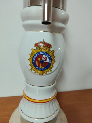 Lámpara Grifo Cerveza Águila Policía Nacional.