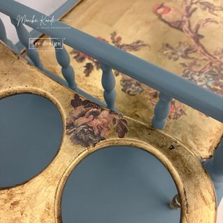 Camarera vintage dorada y floral azul