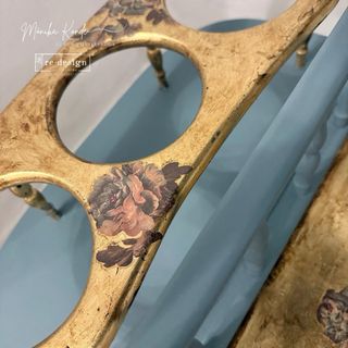 Camarera vintage dorada y floral azul