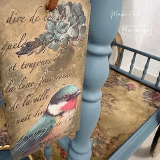 Camarera vintage dorada y floral azul