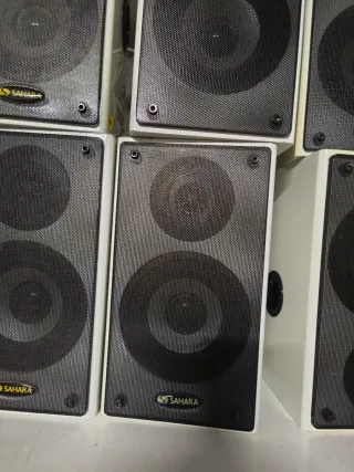 Altavoces SAHARA negros y blancos