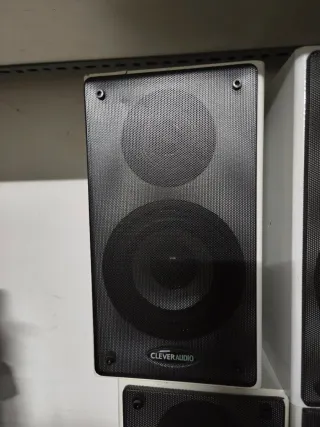 Altavoces SAHARA negros y blancos