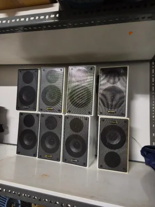 Altavoces SAHARA negros y blancos