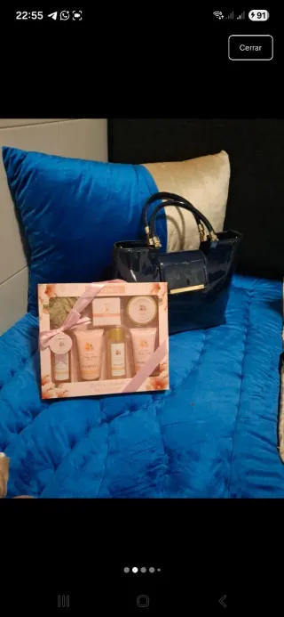Bolso azul marino con pack regalo