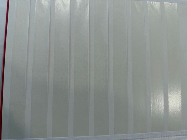 Álbum de sellos rojo con detalles dorados. 16 pag.