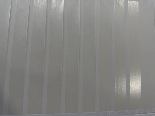 Álbum de sellos rojo con detalles dorados. 16 pag.