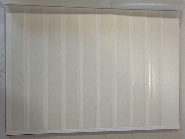 Álbum de sellos rojo con detalles dorados. 16 pag.