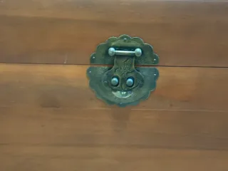 Baúl de madera con cerradura