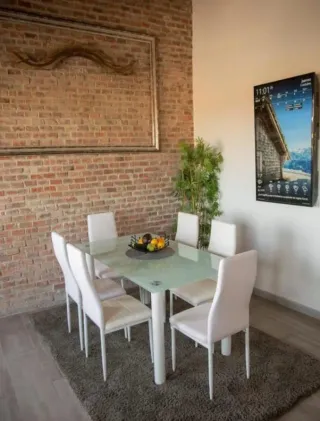 Mesa de comedor de cristal y metal