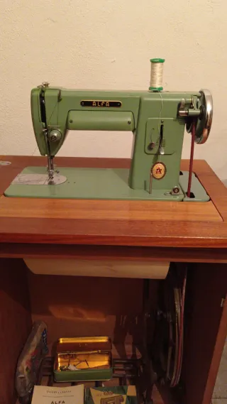 Mueble maquina de coser antigua