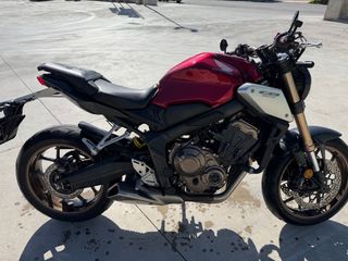 Honda CB650 Naked Roja y Negra