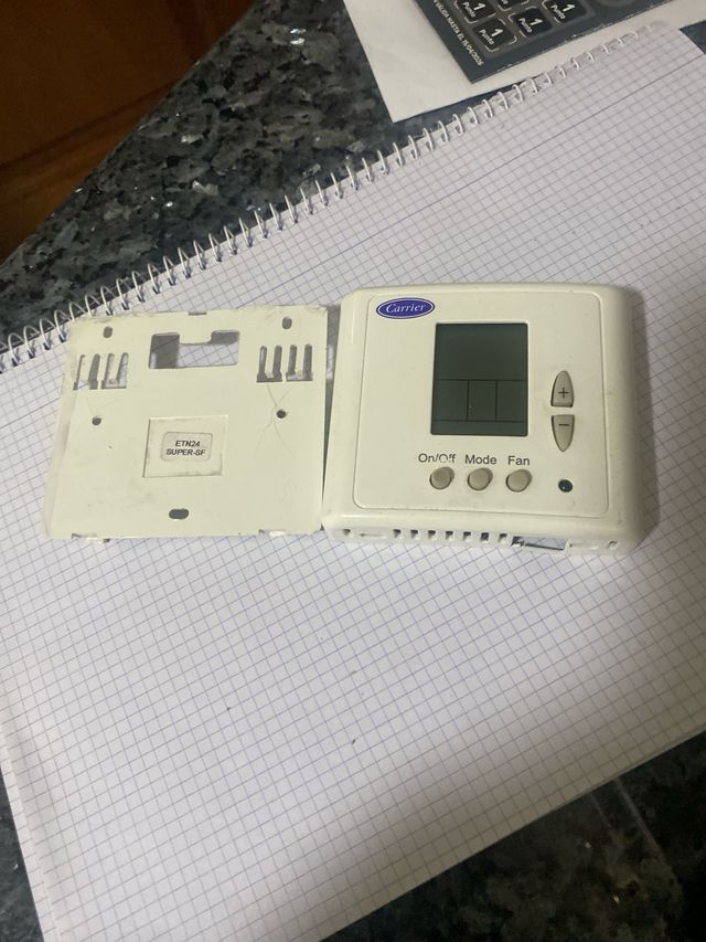 Vari termostati per condizionatori d'aria