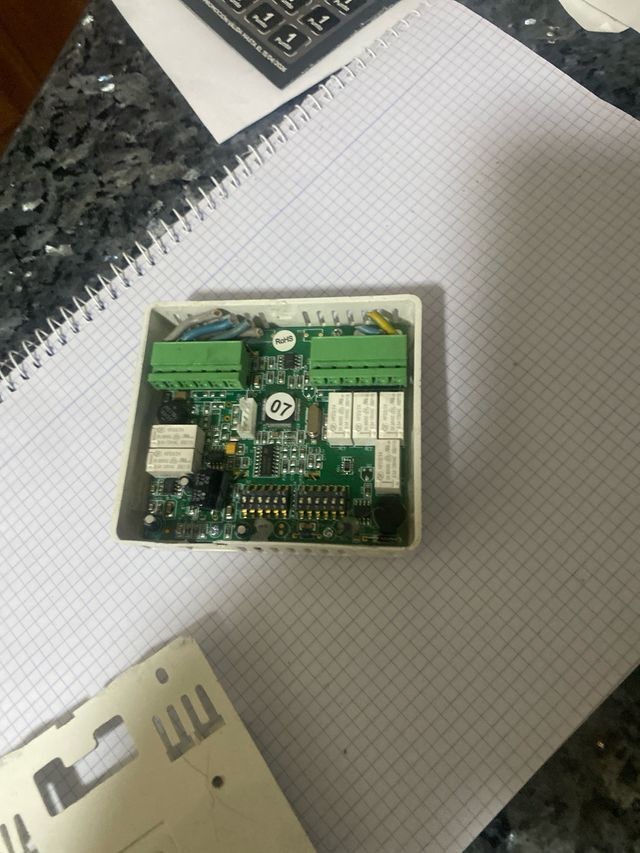 Vari termostati per condizionatori d'aria