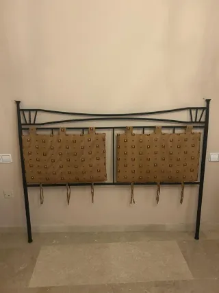 Cabezal de cama y cortinas