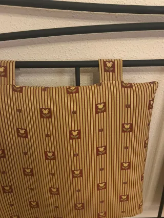 Cabezal de cama y cortinas