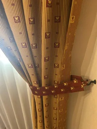 Cabezal de cama y cortinas