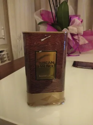 Perfume Tuscan Essence Marrón y Dorado