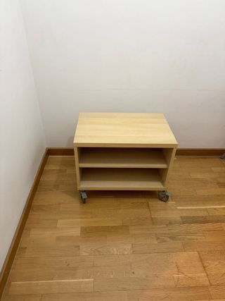 Mesa auxiliar de madera con ruedas