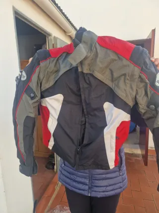 Chaqueta y pantalón moto con protecciones