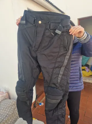 Chaqueta y pantalón moto con protecciones