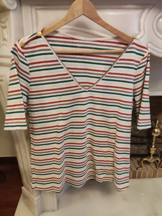 Camiseta de pico a rayas