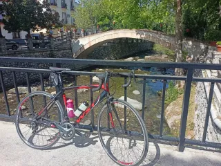 Bicicleta de carretera negra y roja