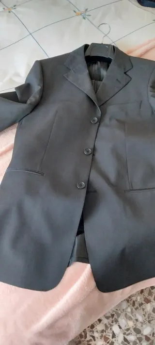 Traje de hombre gris oscuro