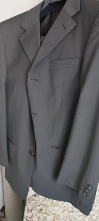 Traje de hombre gris oscuro