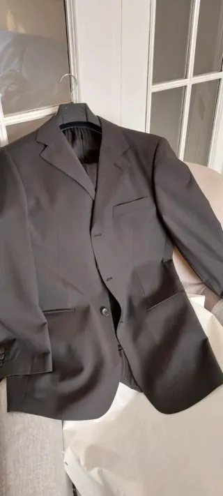 Traje de hombre gris oscuro
