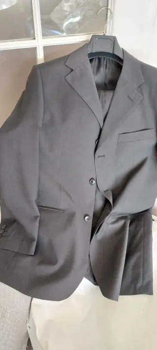 Traje de hombre gris oscuro