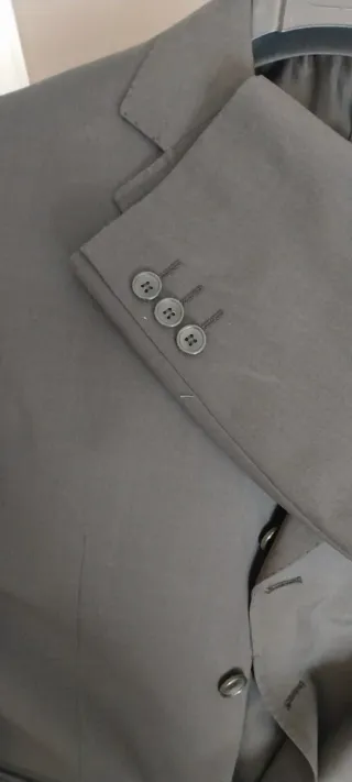 Traje de hombre gris oscuro