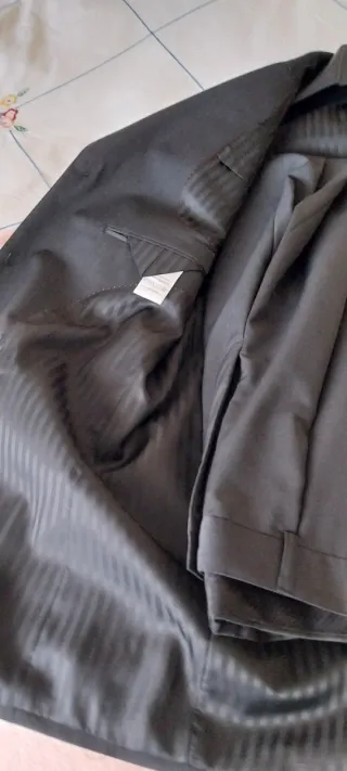 Traje de hombre gris oscuro