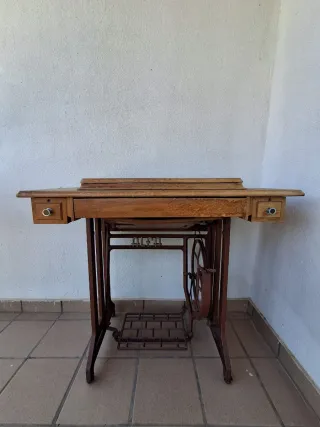 Máquina de coser Alfa vintage con mesa
