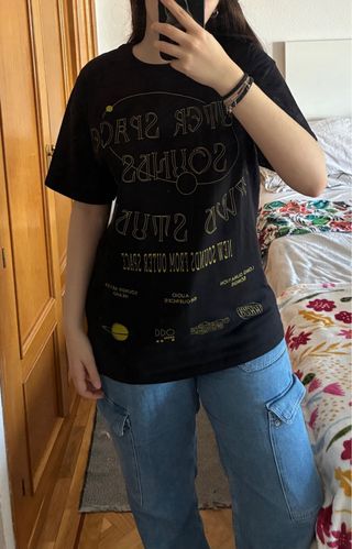 Camiseta negra con estampado