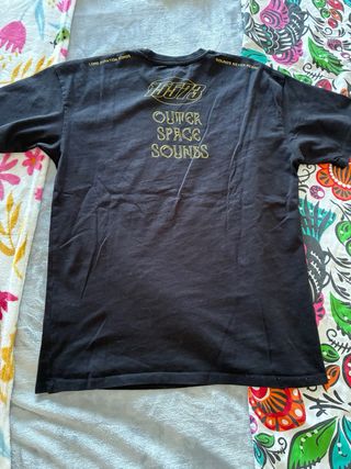 Camiseta negra con estampado