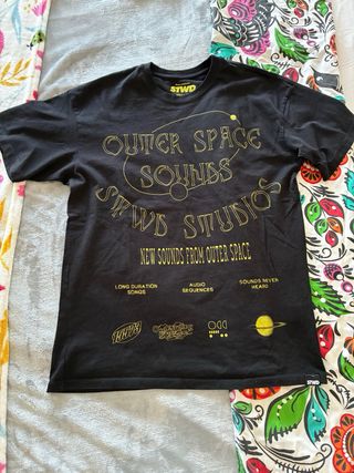 Camiseta negra con estampado