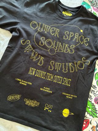 Camiseta negra con estampado