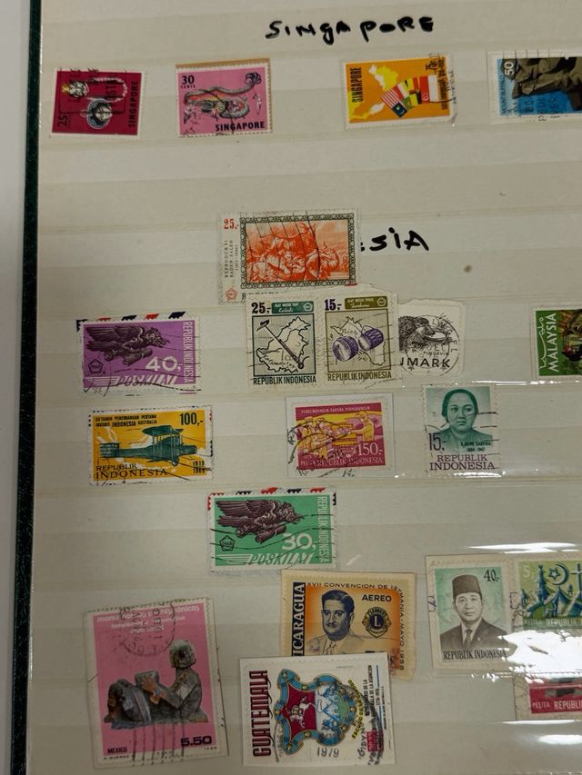 Álbum clasificador 12 páginas con sellos del mundo