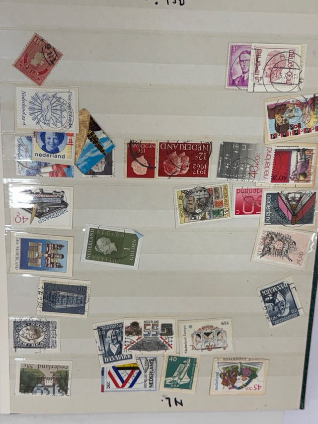 Álbum clasificador 12 páginas con sellos del mundo